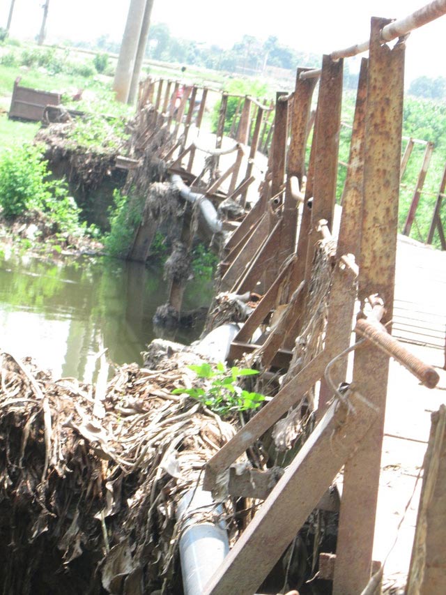 Người Thủ đô liều mình "phi" qua cầu sắp sập - 3