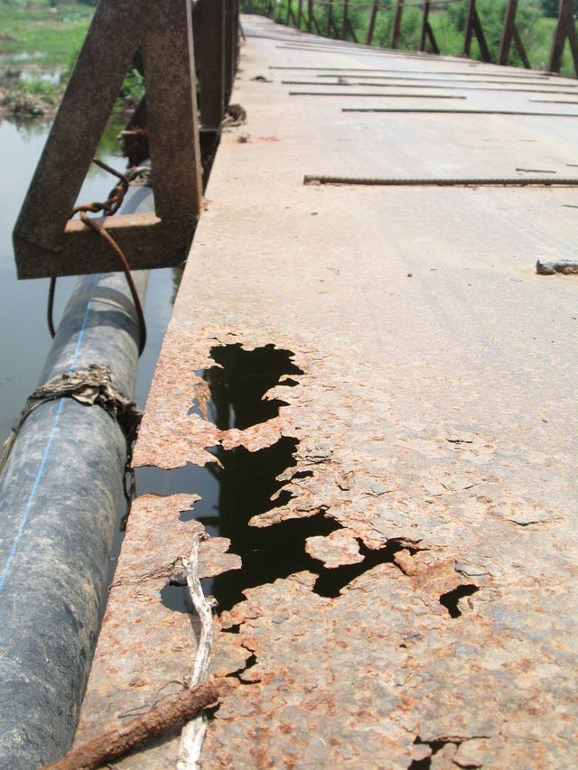 Người Thủ đô liều mình "phi" qua cầu sắp sập - 4