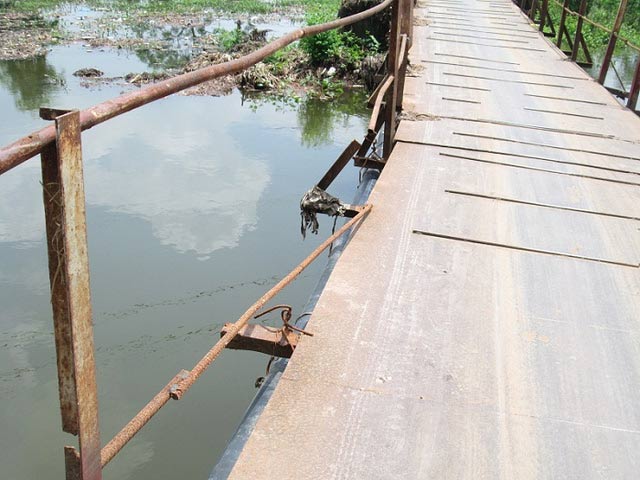 Người Thủ đô liều mình "phi" qua cầu sắp sập - 5