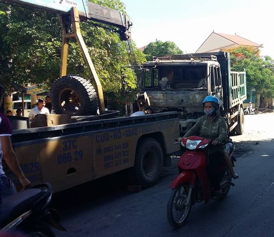 Xe tải đang chạy bốc cháy, tài xế kịp thoát thân - 2
