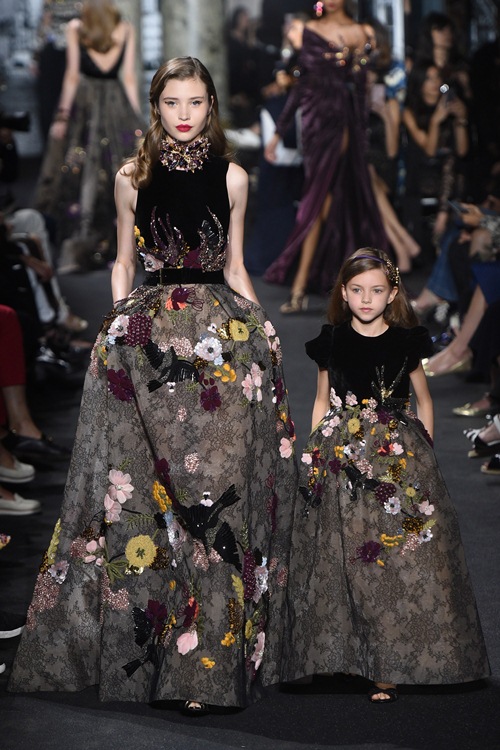 Elie Saab trình làng các mẫu váy lộng lẫy cho mẹ và bé - 4
