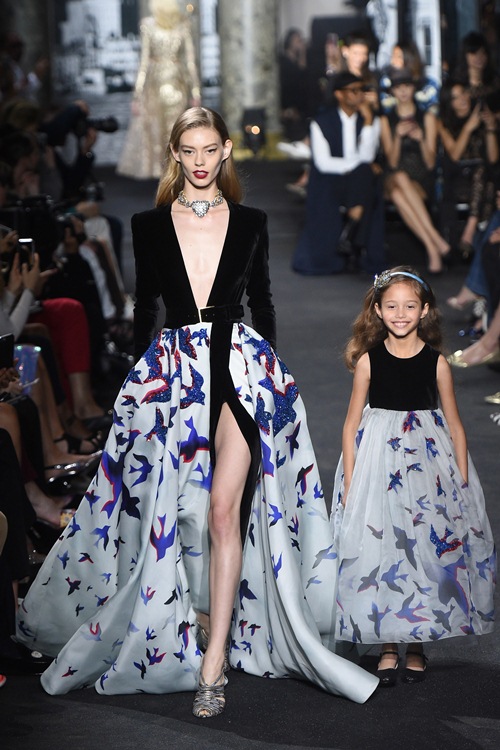 Elie Saab trình làng các mẫu váy lộng lẫy cho mẹ và bé - 2