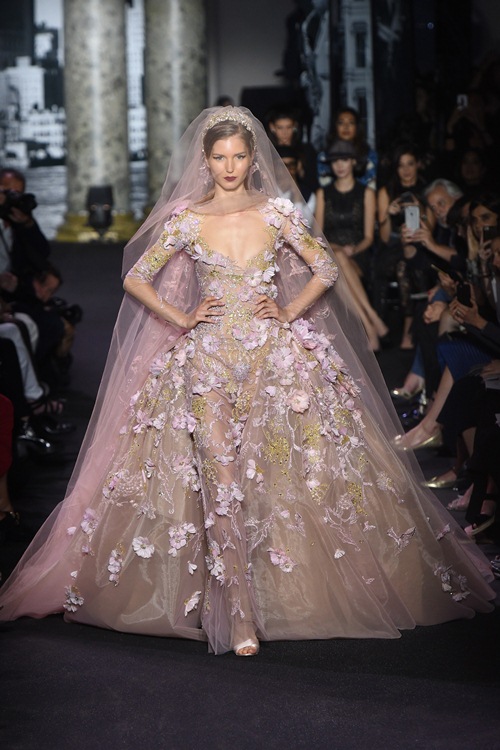 Elie Saab trình làng các mẫu váy lộng lẫy cho mẹ và bé - 14
