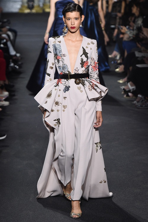 Elie Saab trình làng các mẫu váy lộng lẫy cho mẹ và bé - 13