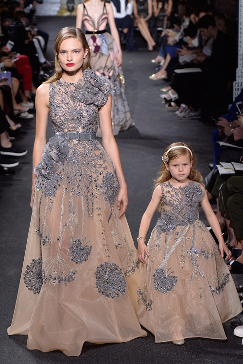 Elie Saab trình làng các mẫu váy lộng lẫy cho mẹ và bé - 3
