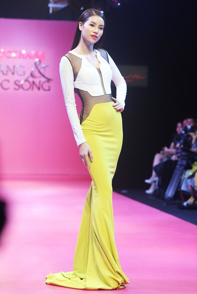 Lối catwalk của Phạm Hương gây tranh cãi nhiều nhất khi cô tham gia Hoa hậu Hoàn vũ Thế giới 2015.