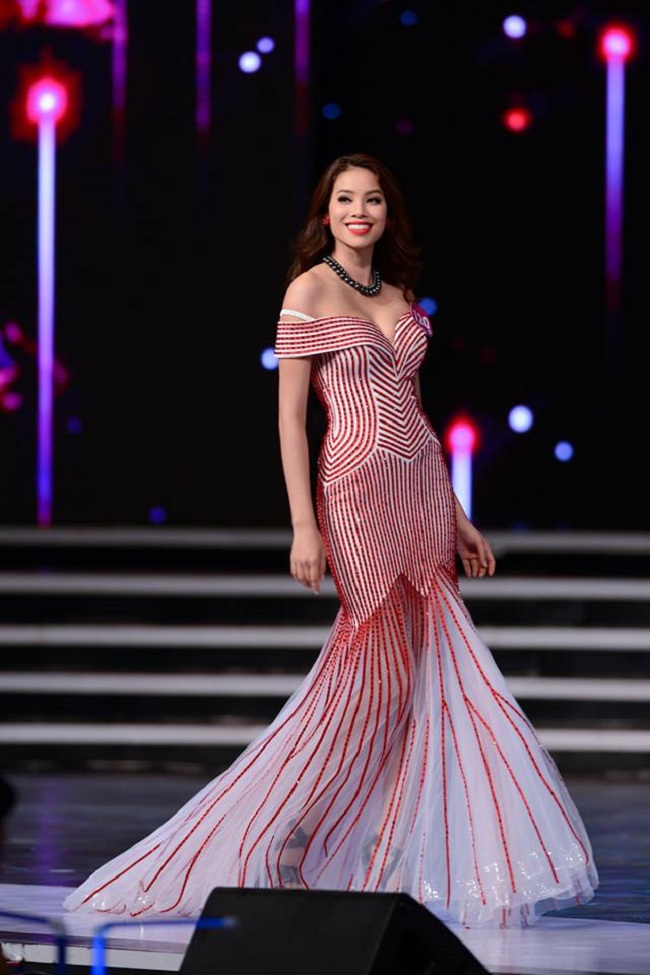 Không chỉ áp dụng với bikini, Phạm Hương còn mang sải bước uốn mạnh khi trình diễn trang phục dạ hội.