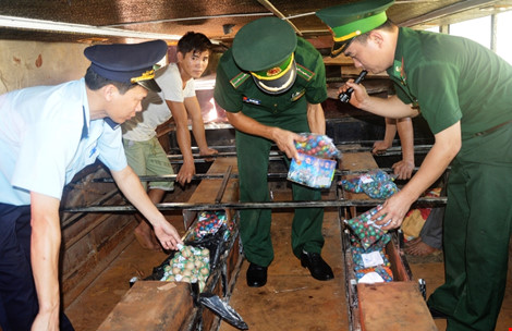 Cắt “xương sống” xe khách để chở pháo lậu - 2