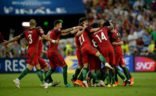 Ronaldo vào sân “chỉ đạo”, Bồ Đào Nha vỡ òa ăn mừng Cup - 5