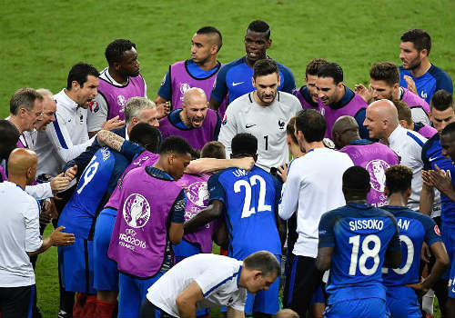 Tuột chức vô địch, ĐT Pháp "chết lặng" trên sân nhà - 1
