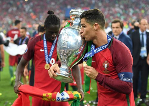 Ronaldo vào sân “chỉ đạo”, Bồ Đào Nha vỡ òa ăn mừng Cup - 12