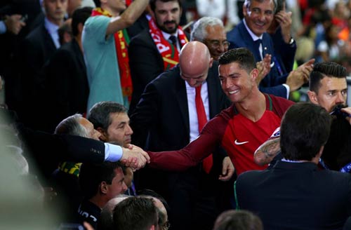 Ronaldo vào sân “chỉ đạo”, Bồ Đào Nha vỡ òa ăn mừng Cup - 9