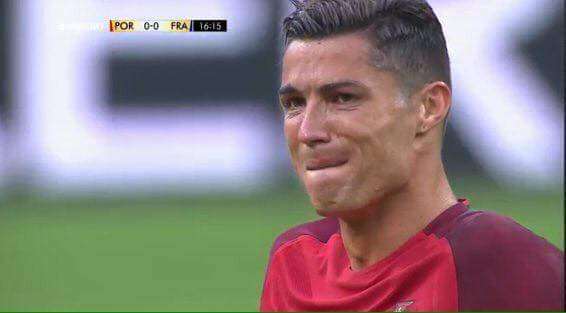 Ronaldo khóc