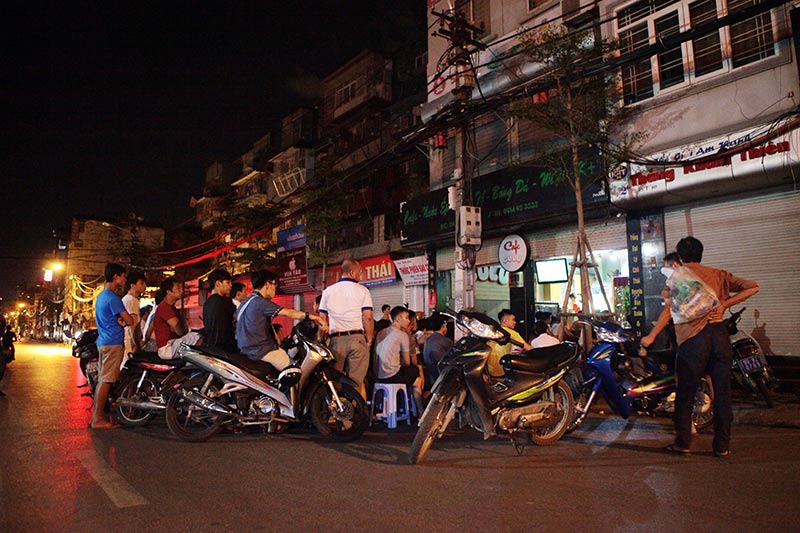 Bê tivi, ghế ra giữa đường xem chung kết Euro 2016 - 6