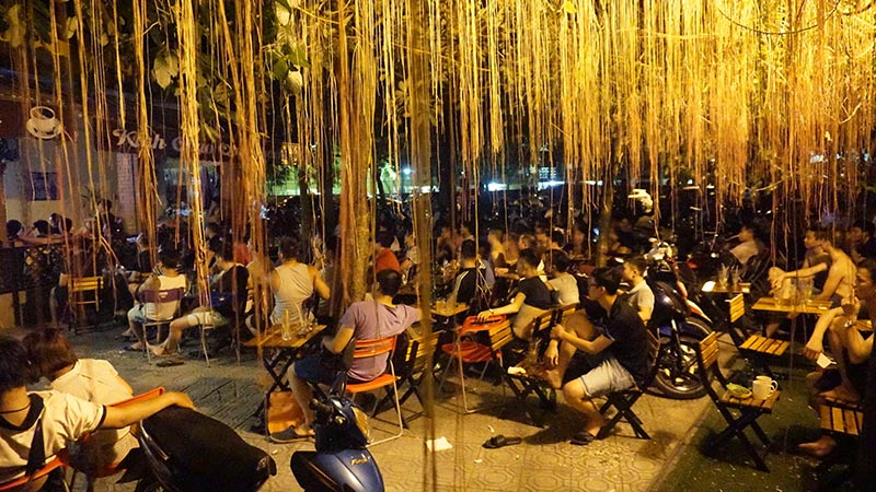 Bê tivi, ghế ra giữa đường xem chung kết Euro 2016 - 7