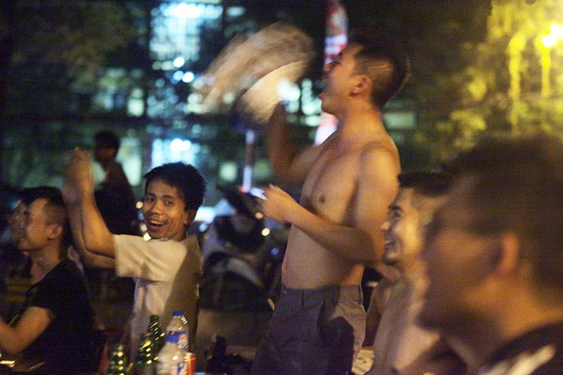 Bê tivi, ghế ra giữa đường xem chung kết Euro 2016 - 9