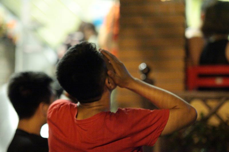 Bê tivi, ghế ra giữa đường xem chung kết Euro 2016 - 8