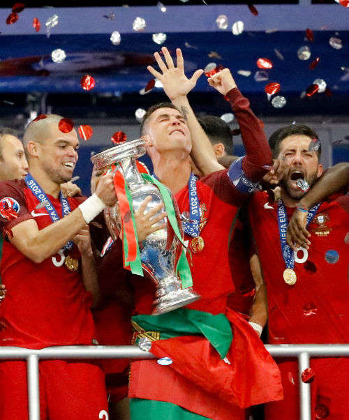 Ronaldo vào sân “chỉ đạo”, Bồ Đào Nha vỡ òa ăn mừng Cup - 15