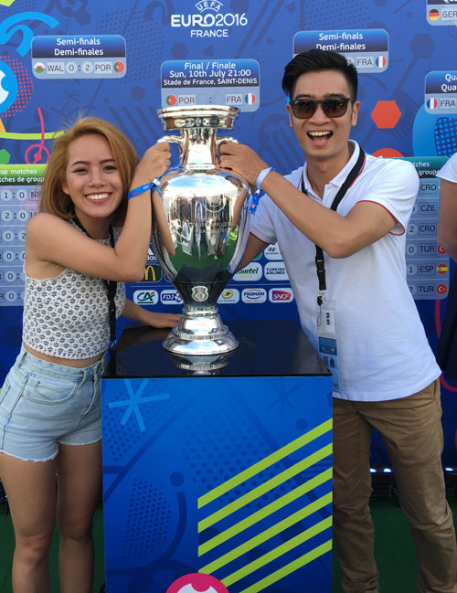 DJ đội Sơn Tùng sung sướng chạm tay vào cúp Euro 2016 - 1