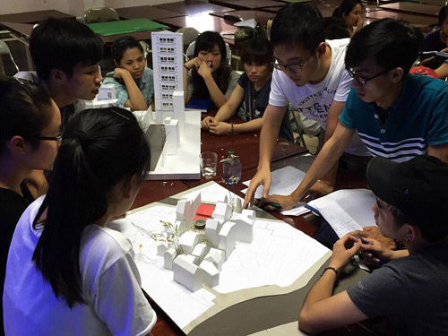 ĐH Phương Đông: Sinh viên được doanh nghiệp tuyển dụng ngay tại lễ tốt nghiệp - 1