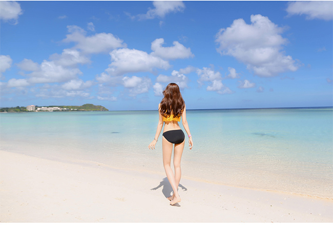 Trong bộ hình mới,Cho Min Yeong mặc những bộ bikini rực rỡ, dạo chơi trên bãi biển