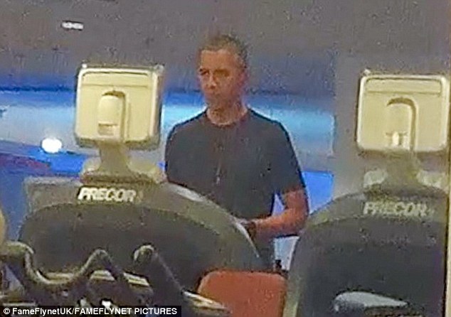 Ảnh "chộp" Obama đeo tai nghe hồng tập gym ở Ba Lan - 3