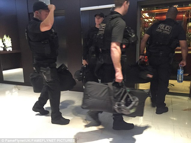 Ảnh "chộp" Obama đeo tai nghe hồng tập gym ở Ba Lan - 4