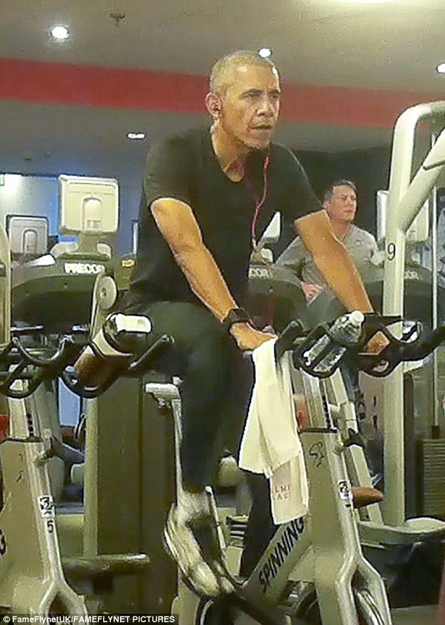 Ảnh &#34;chộp&#34; Obama đeo tai nghe hồng tập gym ở Ba Lan - 1