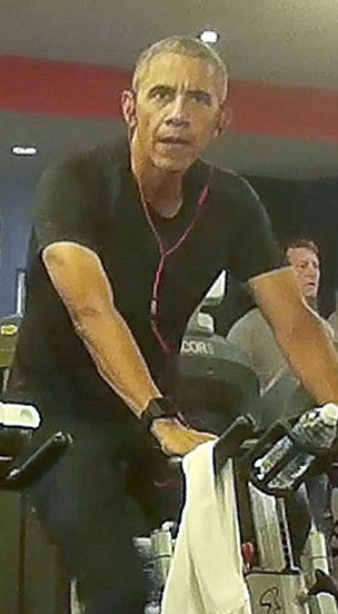 Ảnh "chộp" Obama đeo tai nghe hồng tập gym ở Ba Lan - 5
