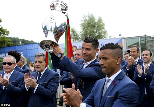 Biển người chào đón Bồ Đào Nha, Ronaldo ở quê nhà - 1