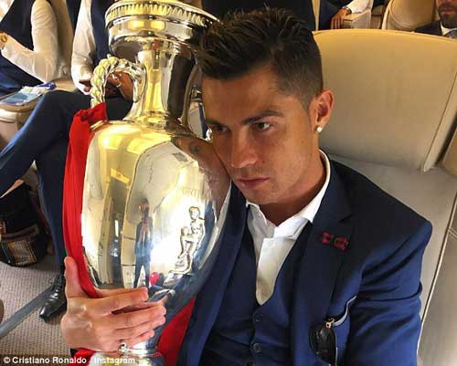 Biển người chào đón Bồ Đào Nha, Ronaldo ở quê nhà - 9