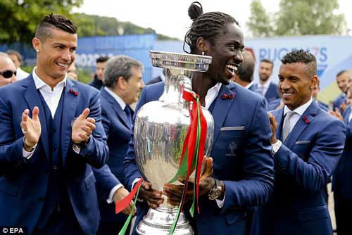 Biển người chào đón Bồ Đào Nha, Ronaldo ở quê nhà - 4