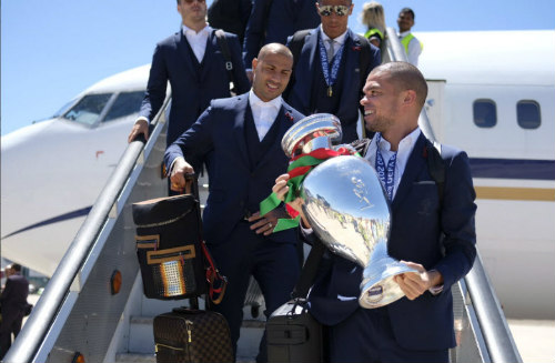 Biển người chào đón Bồ Đào Nha, Ronaldo ở quê nhà - 7