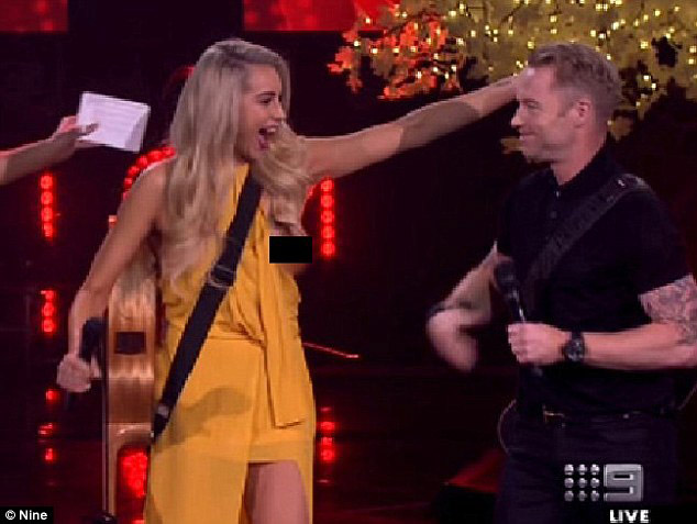 Thí sinh The Voice Úc lộ ngực trên sóng trực tiếp - 1