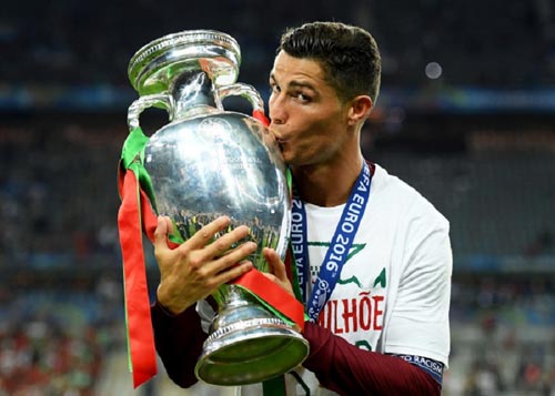 Ronaldo là Cầu thủ xuất sắc nhất lịch sử Euro - 1