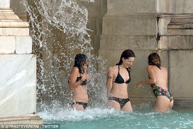 Ba cô gái mặc bikini tắm trong đài phun nước cổ ở Rome - 1