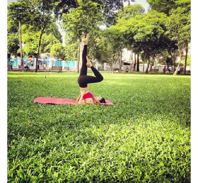 Phạm Hương chia sẻ: "Tôi rất thích tập yoga vì yoga có rất nhiều tác dụng cho sức khỏe. Bộ môn này giúp cơ thể dẻo dai, luyện tập hô hấp, vận động các khớp cơ linh hoạt và đặc biệt giúp cải thiện suy nghĩ tích cực."
