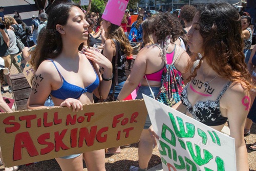 Gái trẻ Israel mặc áo lót xuống đường đòi nữ quyền - 1
