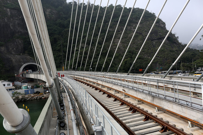 Chỉ còn ít ngày nữa là tới ngày khai mạc Olympic Rio 2016 (5/8), tuy nhiên vào lúc này một công trình đường ray tàu điện ngầm vẫn chưa được hoàn thành.
