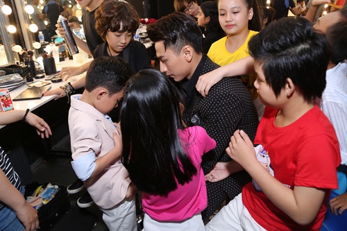 Isaac ngày càng được con nít yêu quý - 3