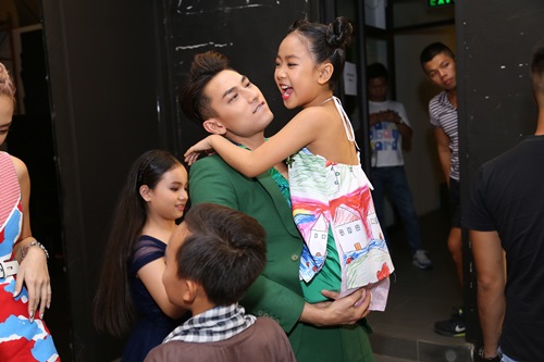 Isaac ngày càng được con nít yêu quý - 6