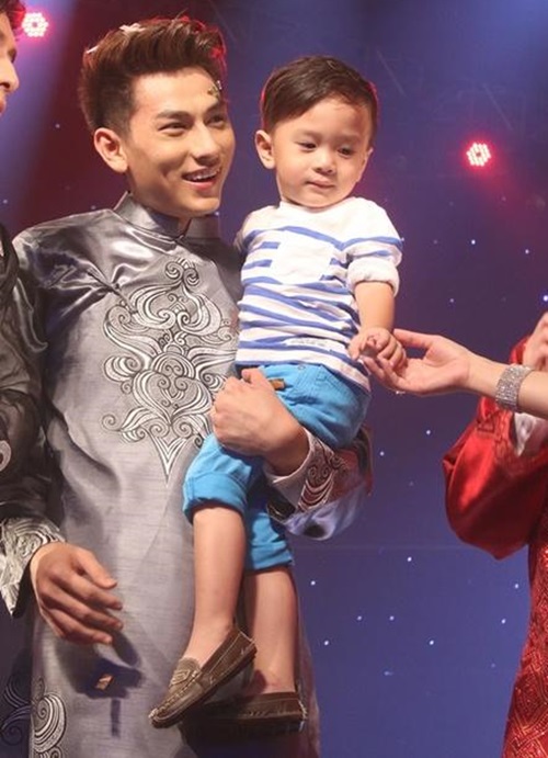 Isaac ngày càng được con nít yêu quý - 13