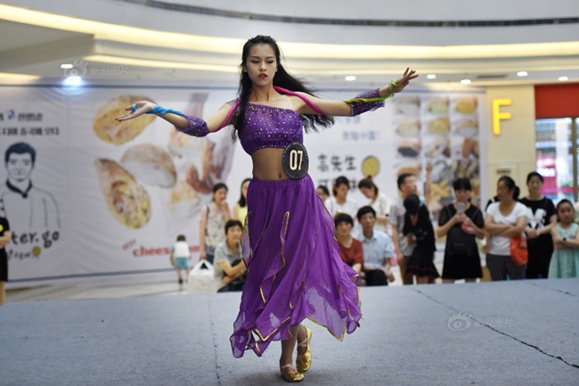 Một thí sinh trong cuộc thi mẫu ngực đang thể hiện phần thi tài năng của mình với một vũ đạo hiện đại.