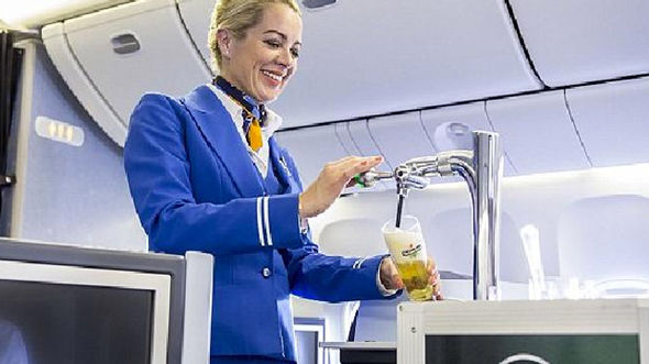 Hãng hàng không đầu tiên thế giới phục vụ bia tươi - 2