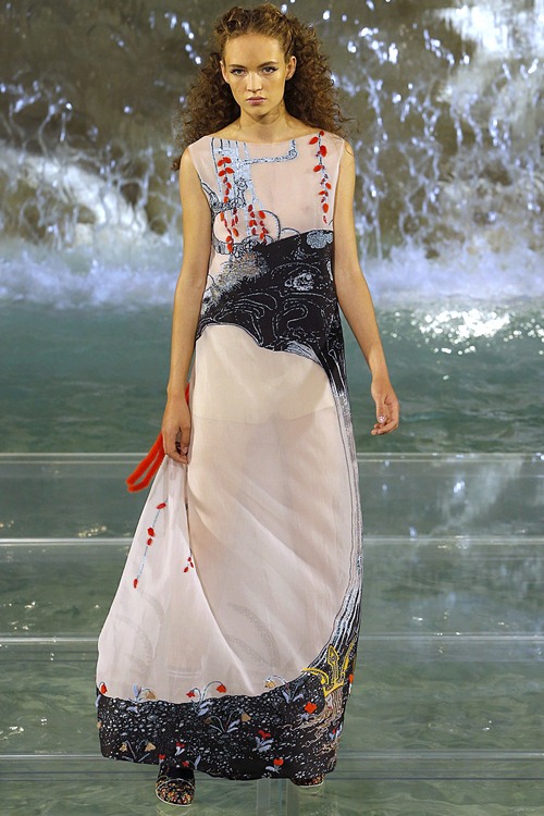 Fendi gây sốc với dàn mẫu catwalk trên mặt nước - 15