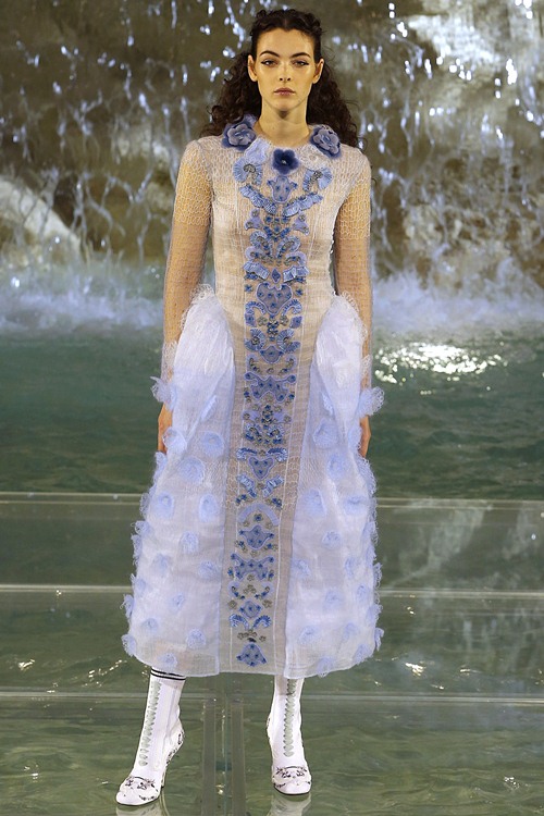 Fendi gây sốc với dàn mẫu catwalk trên mặt nước - 14