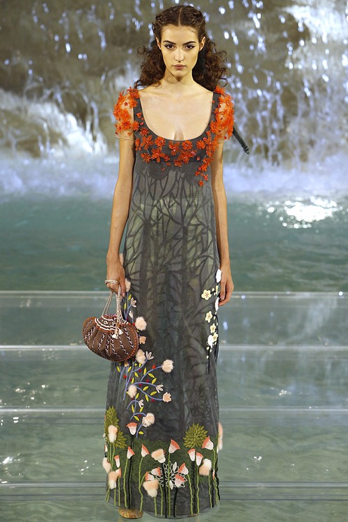 Fendi gây sốc với dàn mẫu catwalk trên mặt nước - 5