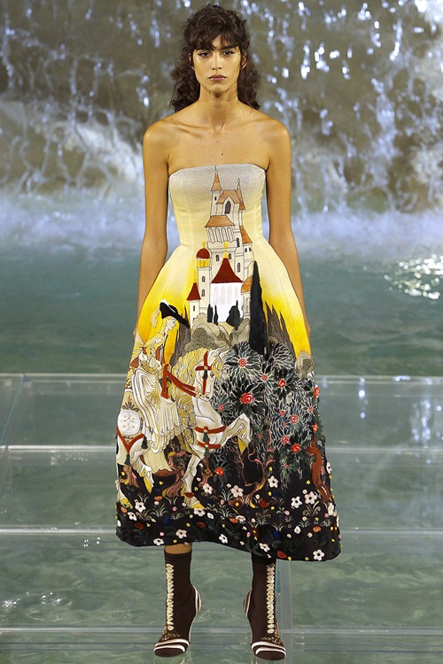 Fendi gây sốc với dàn mẫu catwalk trên mặt nước - 12