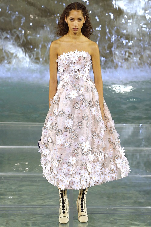 Fendi gây sốc với dàn mẫu catwalk trên mặt nước - 8