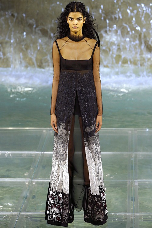 Fendi gây sốc với dàn mẫu catwalk trên mặt nước - 9